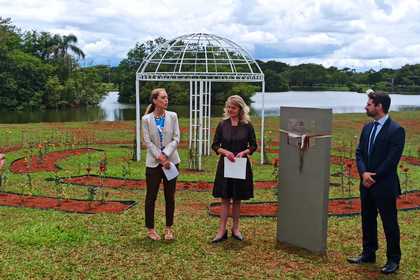 В чест на 200-годишнината от независимостта на Бразилия, Посолството на България в Бразилия  проектира и финансира създаването на Розовата градина в Градския парк на гр. Бразилия „Дона Сара Кубичек“